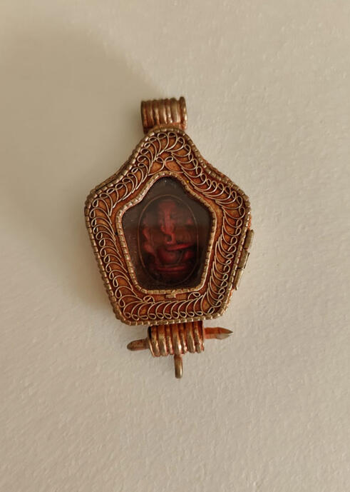 Invite wisdom and prosperity into your life with this unique Ganesh pendant. Featuring intricate metalwork and a vintage-style depiction of Lord Ganesha, this piece is a beautiful blend of traditional Indian artistry and spiritual symbolism.